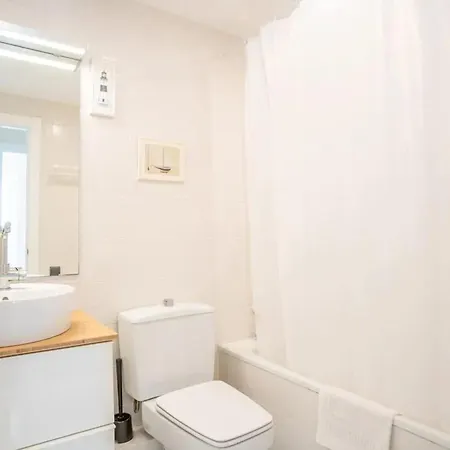 Comfortable House In With Shared Pool *