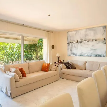 Comfortable House In With Shared Pool 別荘 シッチェス