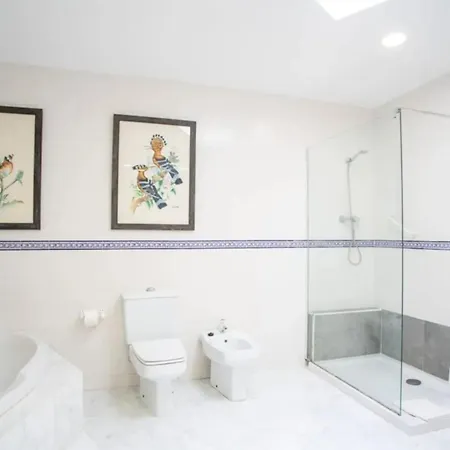 Comfortable House In With Shared Pool 시체스