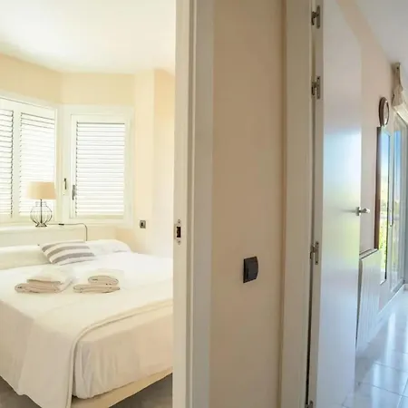 Comfortable House In With Shared Pool * 시체스