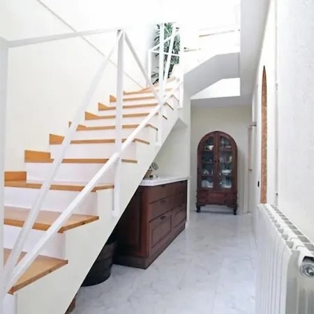 Comfortable House In With Shared Pool 시체스