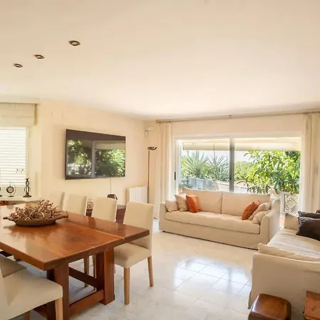 Comfortable House In With Shared Pool * 시체스