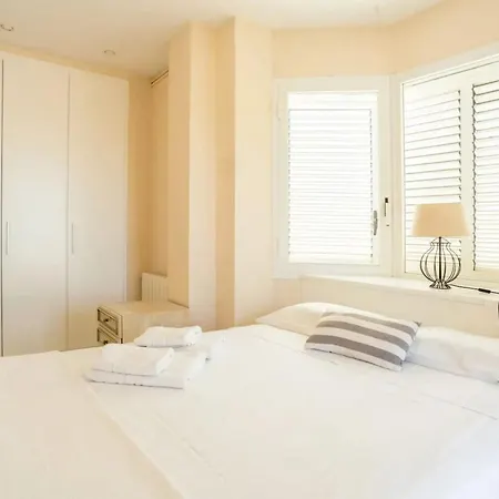 Comfortable House In With Shared Pool 시체스