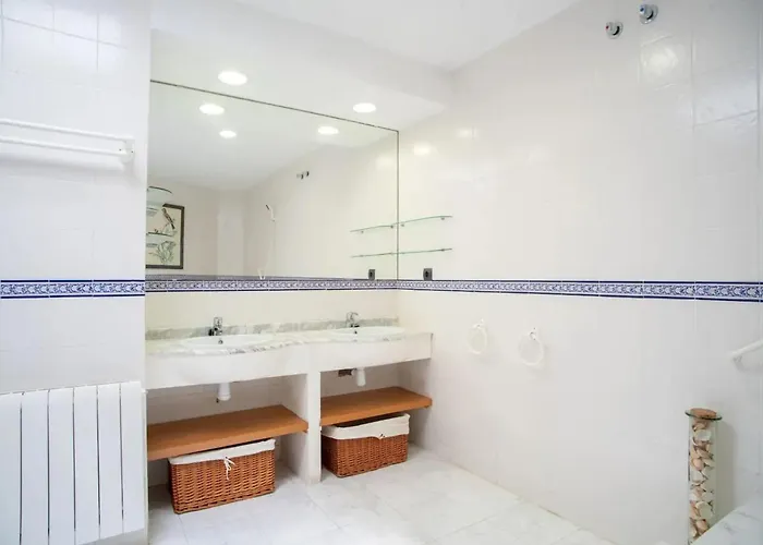 Comfortable House In With Shared Pool *