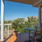 Comfort House: Shared Pool Retreat Sitges
