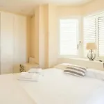 Comfort House: Shared Pool Retreat Sitges