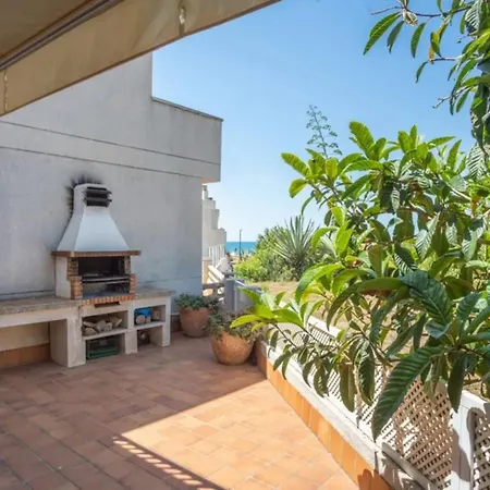 Comfort House: Shared Pool Retreat Sitges