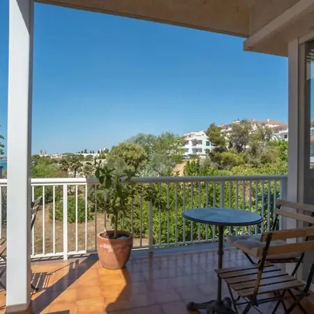 Comfort House: Shared Pool Retreat Sitges