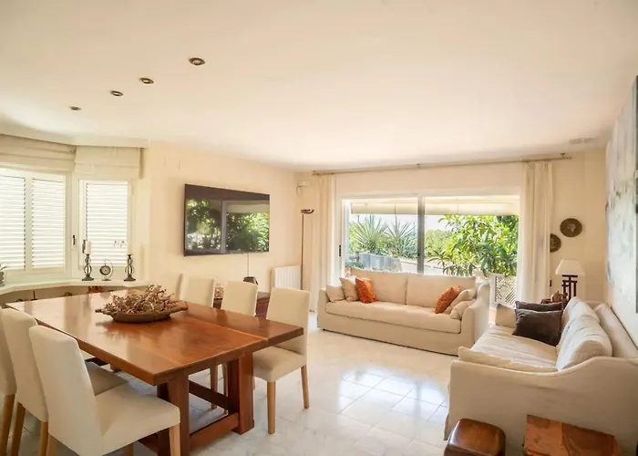 Comfortable House In With Shared Pool * 锡切斯