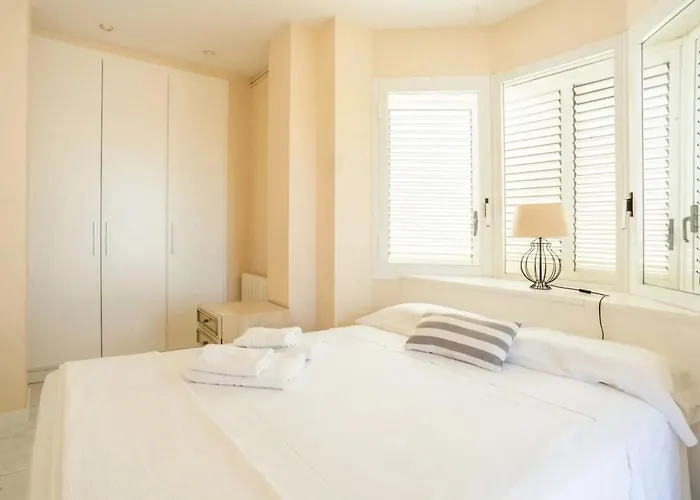 Comfortable House In With Shared Pool 锡切斯